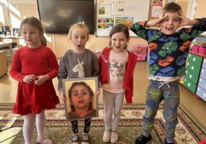 Dzieci uczestniczą w zabawie o emocjach