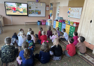 Dzieci oglądają bajkę "Pat i Mat"