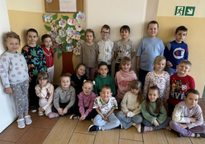 Dzieci pozują z wykonanym Drzewkiem życzliwości