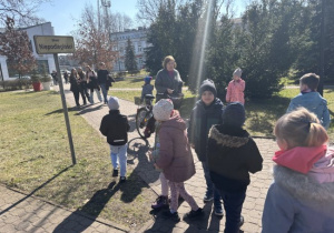 Dzieci wręczaja Usmiechnięte buźki przechodnim