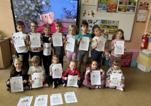 Dzieci pozują z wykonanymi kartami pracy do bajki "Pat i Mat"