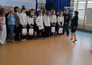 grupa uczniów wraz ze swoimi opiekunami podczas podsumowania konkursu językowego.