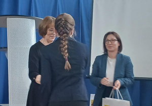 Lena odbiera dyplom za drugie miejsce.