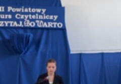 Lena za mównica prezentuje swoją konkursowa pracę.