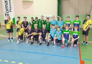 Duża grup uczniów w strojach sportowych. Najlepsi koszykarze 3x3 w mieście.