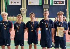 Chłopcy ze złotymi medalami na szyjach.