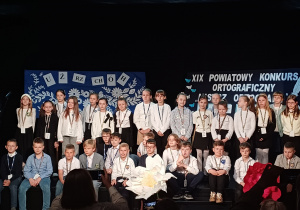 Duża grupa uczniów, uczestników konkursu ortograficznego.