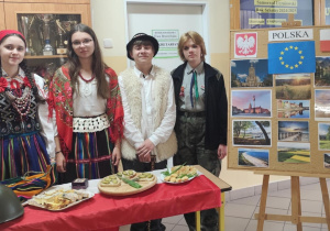 Klasa 8c prezentuje kuturę, potrawy i hidtorie z Polski