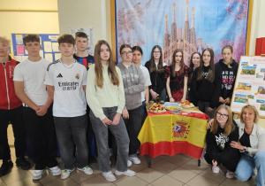 Klasa 8b prezentuje ciekawostki Hiszpanii.
