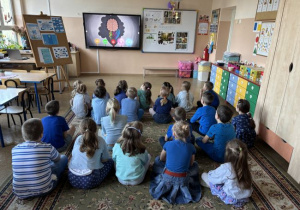 Dzieci oglądają film edukacyjny o autyźmie
