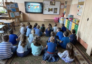 Dzieci oglądają film edukacyjny o autyźmie