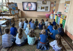 Dzieci oglądają film edukacyjny o autyźmie
