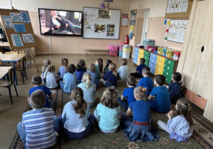Dzieci oglądają film edukacyjny o autyźmie