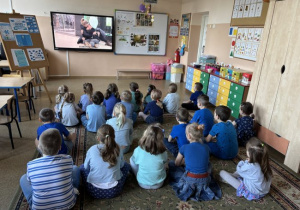 Dzieci oglądają film edukacyjny o autyźmie