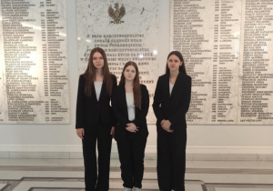 Trzy uczennice Nikola, Martyna i Ola w Sejmie RP.
