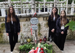 Uczennice na Cmentarzu Powązki przy grobie Aleksandra Kamiśkiego.