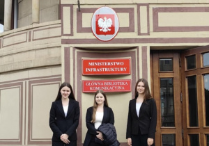 Trzy uczennice przed Ministerstwem Innfrastruktury.