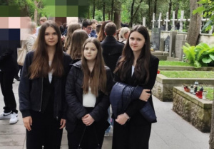 Nikola, Martyna i Ola na Powązkach.