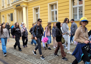 Sacer uczniów z przewodnikiem po Toruniu.
