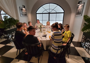 Uczniowie podczas posiłku w restauracji.