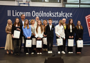 Grupa wyróżnionych uczniów w konkursie Ekoarbu, wsród nich Nadia Proc.