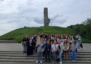 Uczestnicy wycieczki pod pomnikiem Westerplatte.