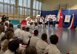 Dzieci uczestniczą w aleku szkolnym