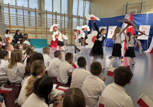 Dzieci uczestniczą w aleku szkolnym