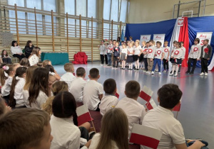Dzieci uczestniczą w aleku szkolnym