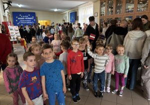 Uczniowie podczas obchodów Dnia Europy