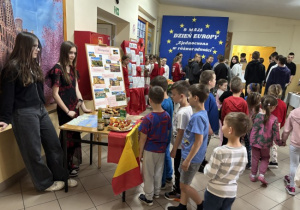 Uczniowie podczas obchodów Dnia Europy