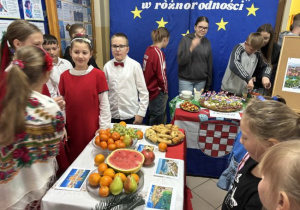Uczniowie podczas obchodów Dnia Europy