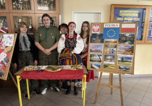 Uczniowie podczas obchodów Dnia Europy