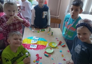 Dzieci podczas zajęcia ekologicznego