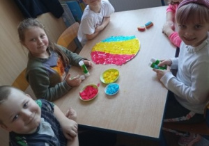 Dzieci podczas zajęcia ekologicznego