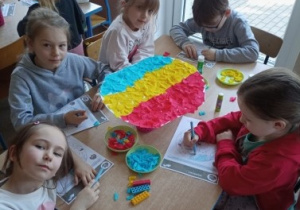 Dzieci podczas zajęcia ekologicznego