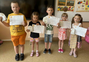 Dzieci z dyplomami i upominkiem za udział w konkursie