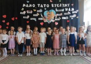 Dzieci podczas występu dla Rodziców