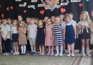 Dzieci podczas występu dla Rodziców