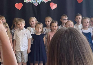 Dzieci podczas występu dla Rodziców