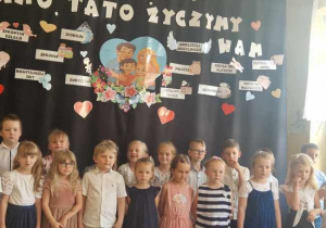 Dzieci podczas występu dla Rodziców