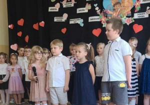 Dzieci podczas występu dla Rodziców