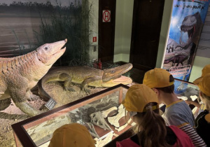 Dzieci zwiedzają Muzeum Ewolucji