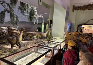 Dzieci zwiedzają Muzeum Ewolucji