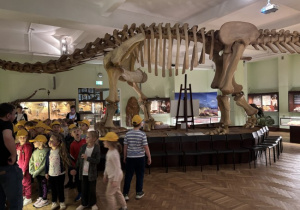 Dzieci zwiedzają Muzeum Ewolucji