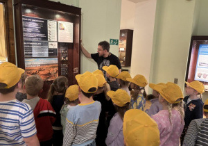 Dzieci zwiedzają Muzeum Ewolucji