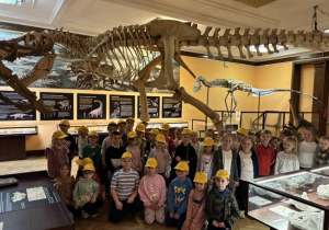 Dzieci zwiedzają Muzeum Ewolucji