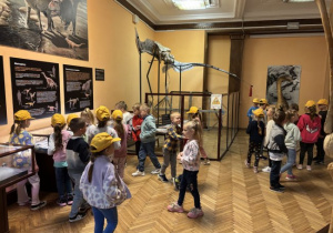 Dzieci zwiedzają Muzeum Ewolucji