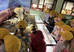 Dzieci zwiedzają Muzeum Ewolucji