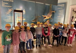 Dzieci zwiedzają Muzeum Ewolucji